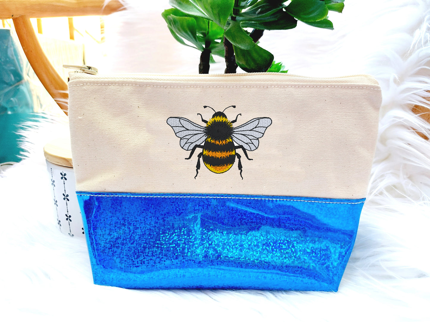 Bee Embroidery Design Machine Embroidery 4 Sizes